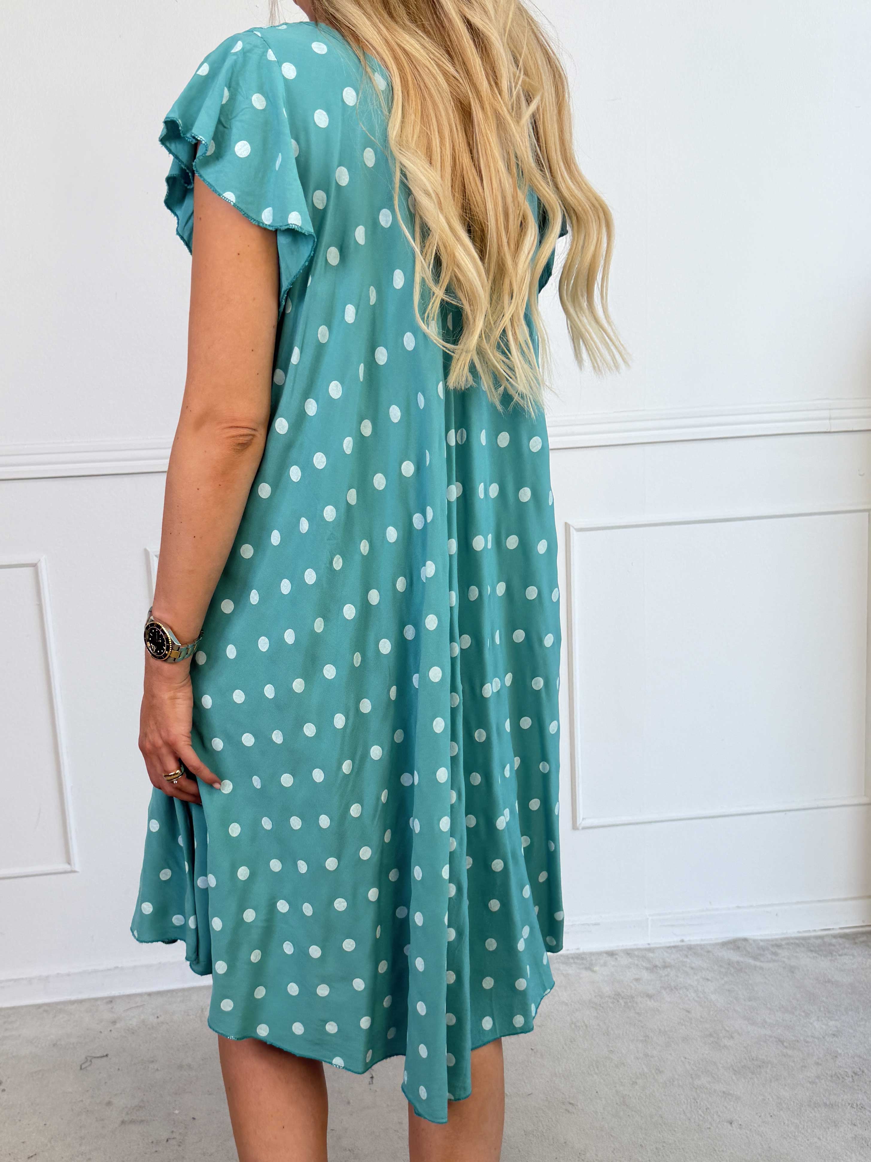 Elinora - Feminin plus size kjole i blød viskose med fine prikker og elegante flæseærmer